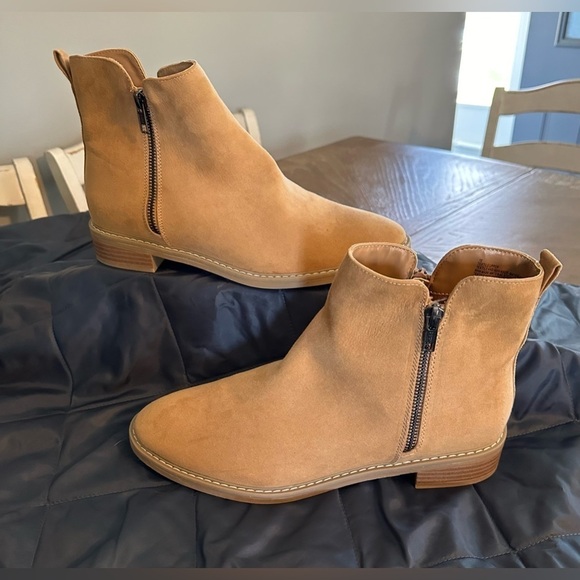 Universal Thread Shoes - Universal Thread Women’s Size 10 Taupe Faux Suede Boots